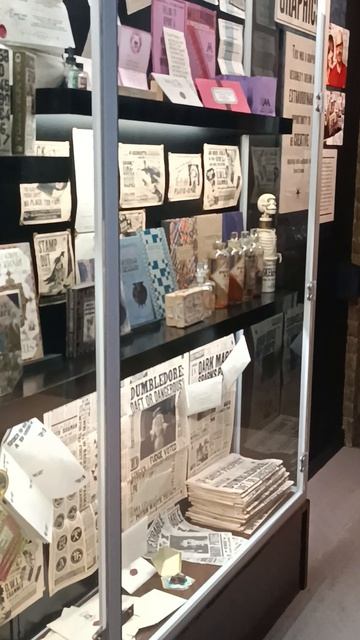 Настольные игры, газеты и т.д. на студии Гарри Поттера (board games, newspapers, etc, Harry Potter)