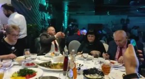 А эти обжираются.