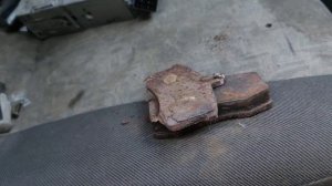не уследил за тормозными колодками колодки стёрлись на автомобиле быстро испортишь тормозной диск
