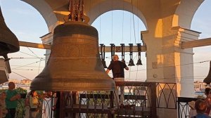 Звонарь на колокольне Спасо-Преображенского собора в Нижнем Новгороде