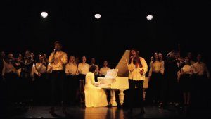 «На заре» - ректор Инна Шевченко и студенты ЮФУ. Кубок Первокурсника 2022