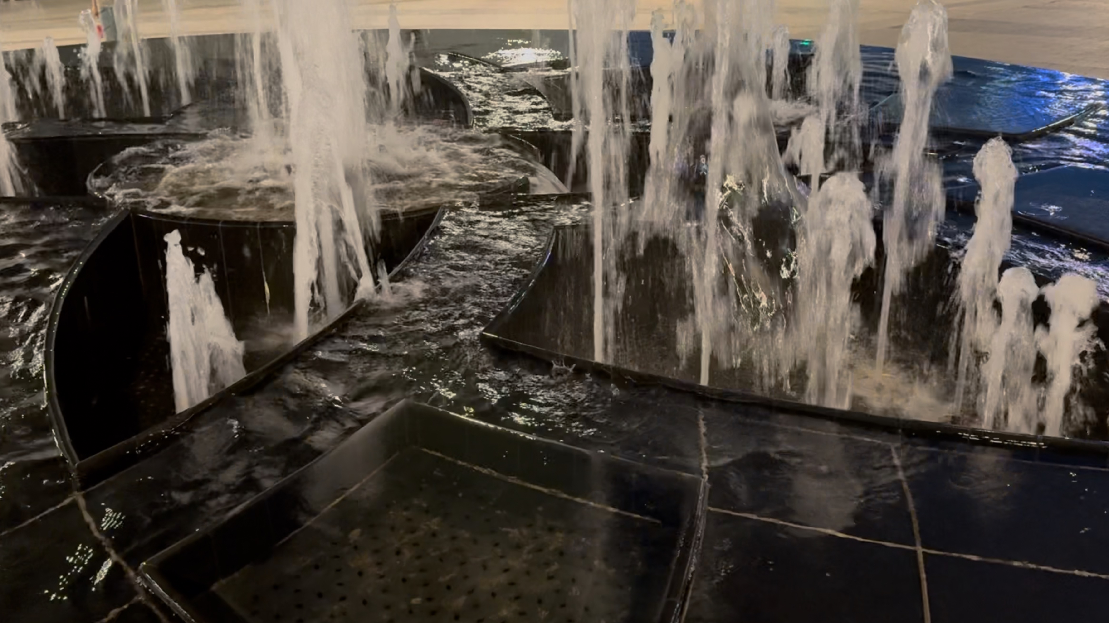 Шум фонтана на м Белорусская смотреть онлайн