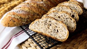 Хлеб на пшеничной закваске с цельнозерновой мукой и льном