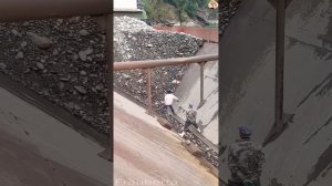 Строительство, разгрузка баржи со щебнем