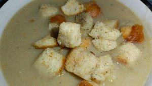 Суп-пюре с рыбными консервами и со сливочным сыром.
