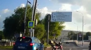 В центре Москвы мотоциклист остановился, чтобы пропустить пешеходов, но в него врезался автомобиль