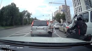 Необычное ДТП в Пензе: сбитый дверью автомобиля байкер отлетел в попрошайку на дороге