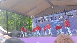 Город танцует в парках. Танцевали так что сцена качалась.