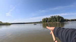 Щука ловится в мутной воде. Первый выезд после ремонта мотора.