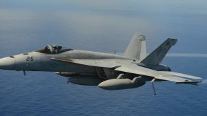 Истребитель  FA-18 Hornet внезапно совершил опасный маневр