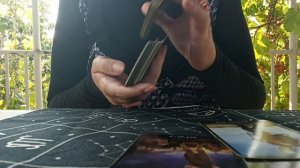 Следит ли за вами загаданный человек? Расклад Таро