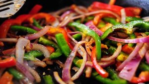 Феттучини с курицей, помидорами и болгарским перцем