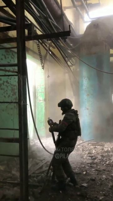 Редкие кадры работы наших штурмовиков по укропам. смотреть онлайн