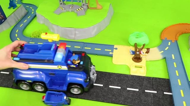 Спасательный самосвал против экскаватора-погрузчика  Игрушечные строительные машины в действии