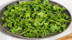 Cалат с рукколой, помидорами черри и моцареллой