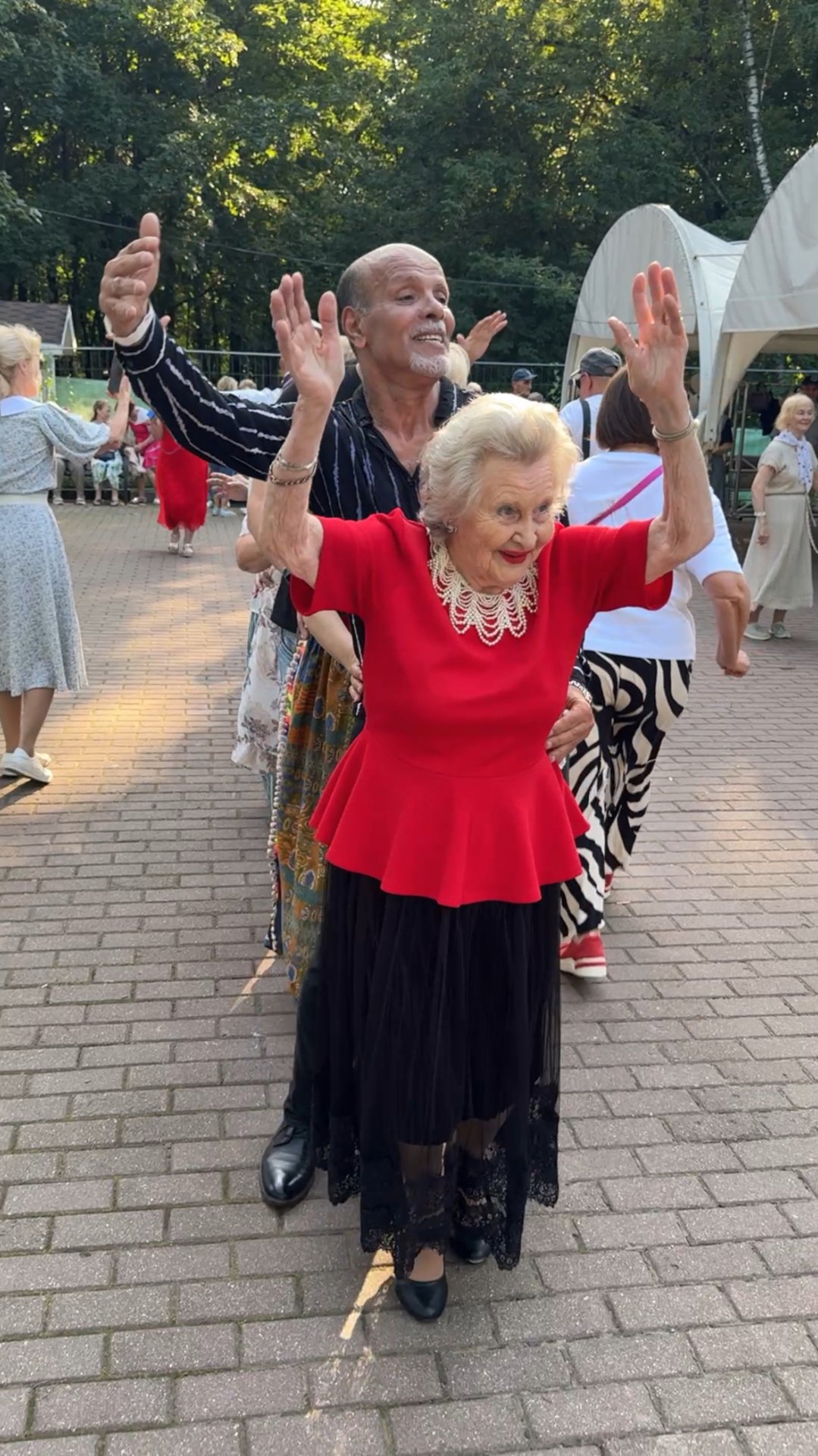 Танцующие Сокольники Смотри что творится танцы сокольники танцплощадка