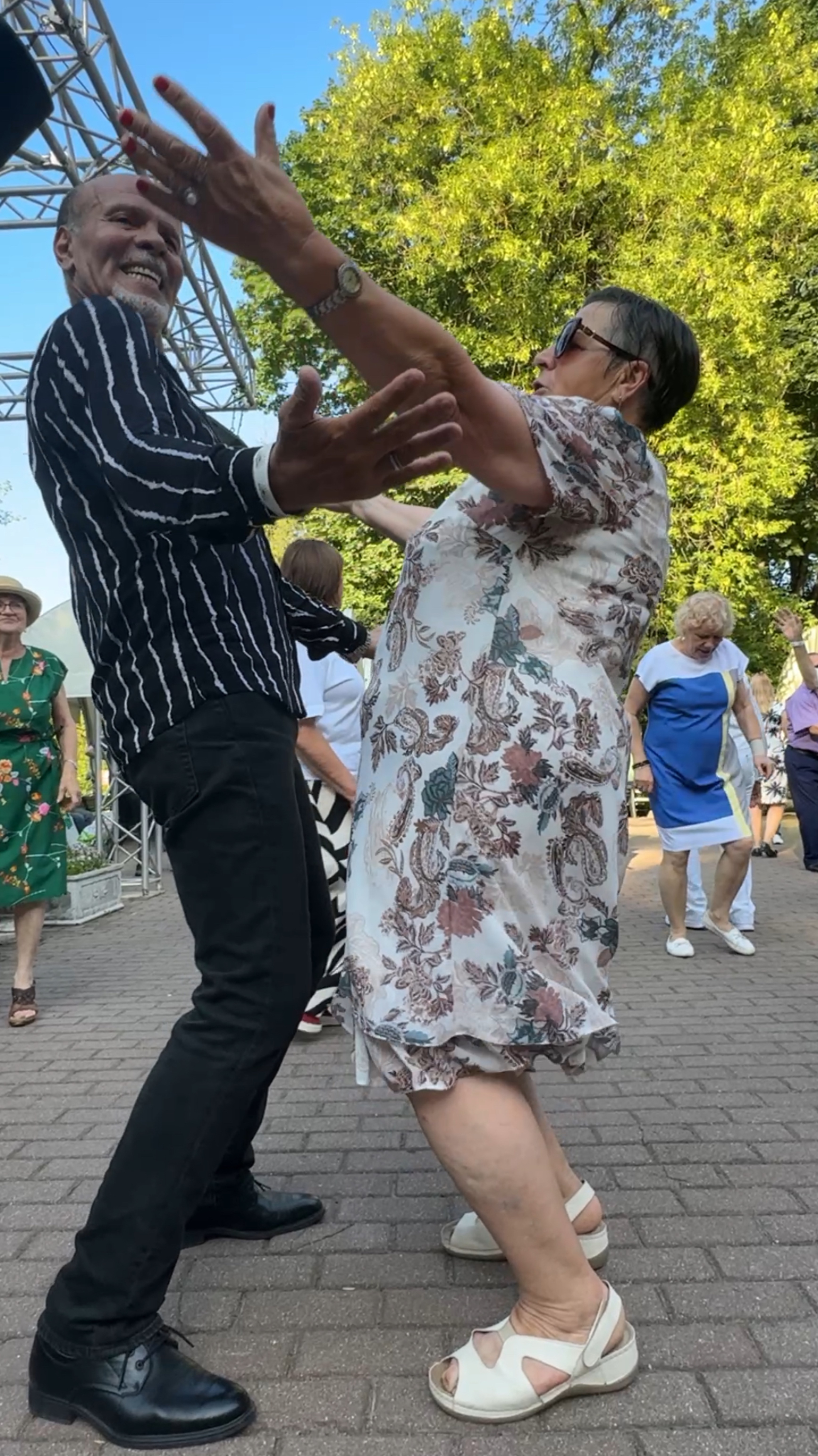 Градус повышается Смотри что происходит танцы сокольники танцплощадка