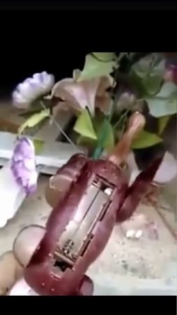 Игрушка каким-то образом включилась сама по себе без батареек внутри.