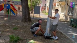 Во дворе по улице Победы монтируют новое освещение