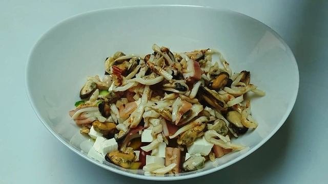 Овощной салат с морепродуктами! Очень вкусный!