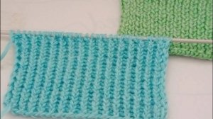Красивая резинка перекрученными петлями спицами.
