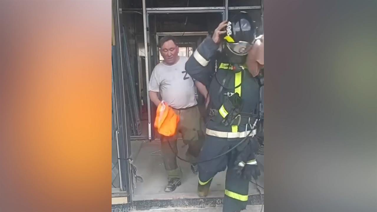 Сотрудники МЧС спасли 19 рабочих на загоревшейся стройке в Москве