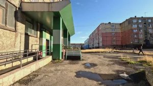 Прогулка на велосипеде в теплую погоду по Норильску: улица Мира и улица Талнахская.