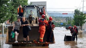 Машины сносило потоками воды, погибли десятки людей. Наводнения накрыли Пекин