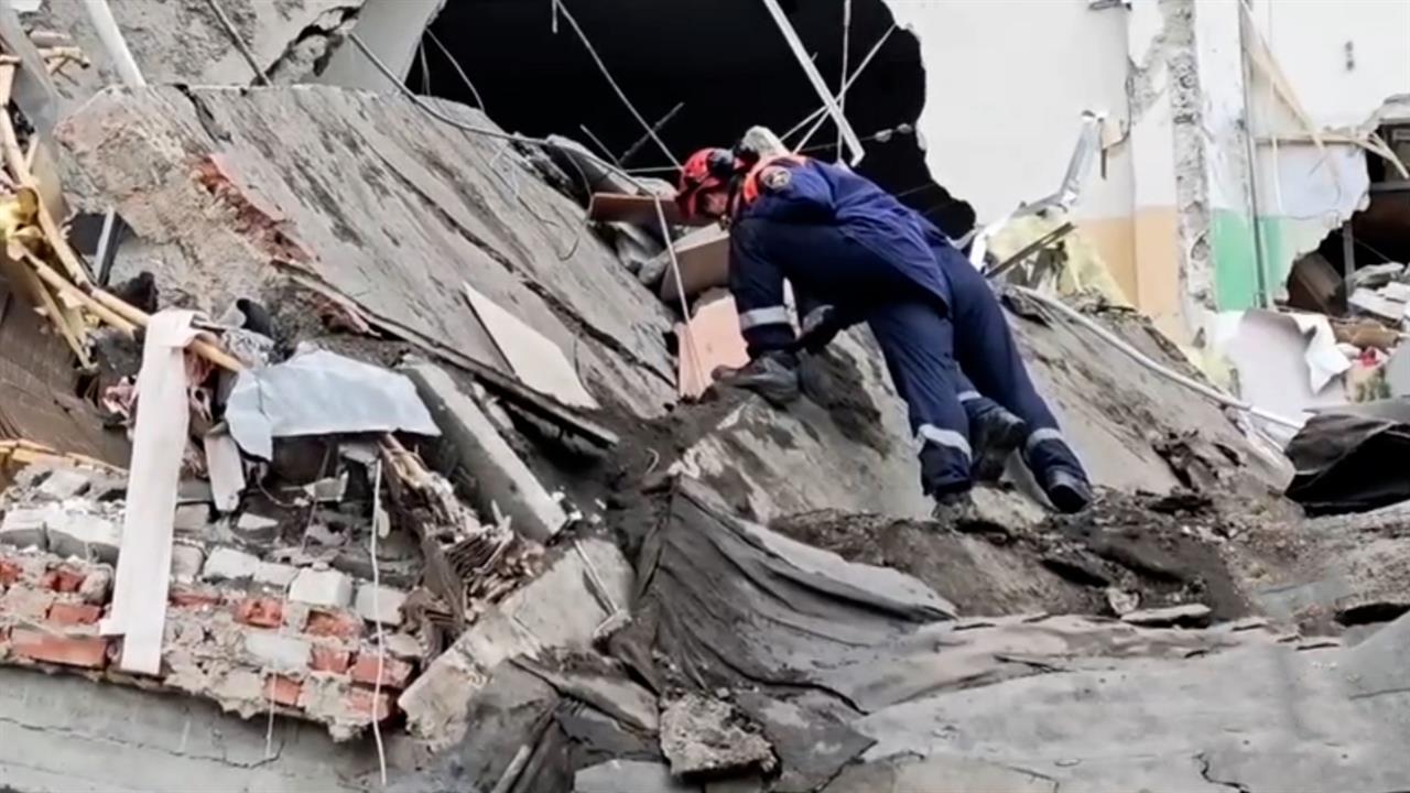 Спасатели разбирают завалы обрушенного здания в Екатеринбурге: видео