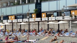 Знаменитый пляж Массандра в Ялте - классика отдыха