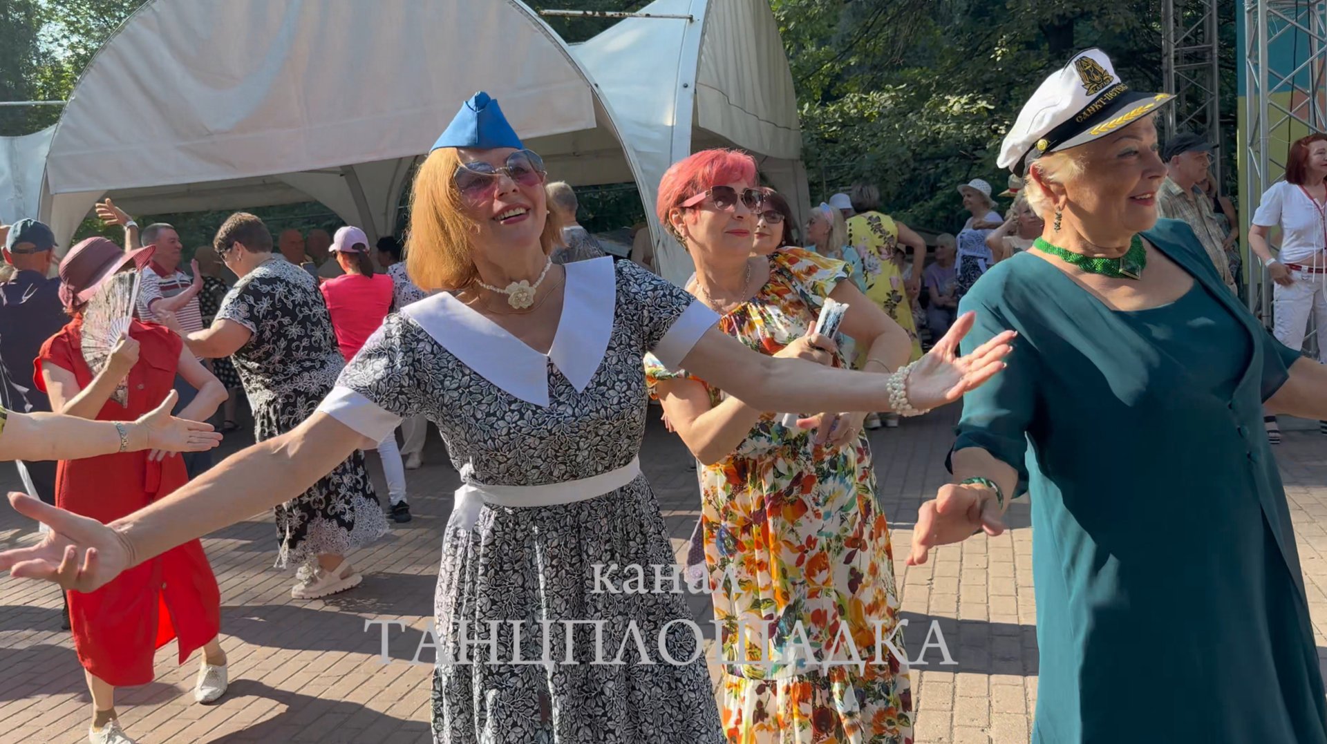 Огнище Смотри как танцуют счастливые люди танцы сокольники танцплощадка