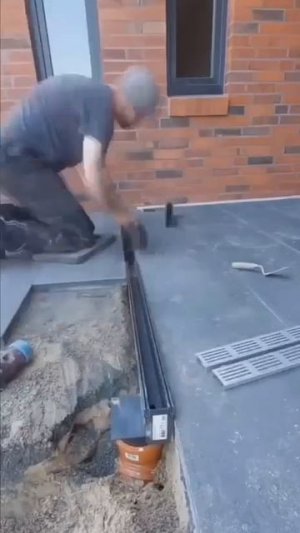 Установка внутренней ливневой системы для отвода воды у террас.