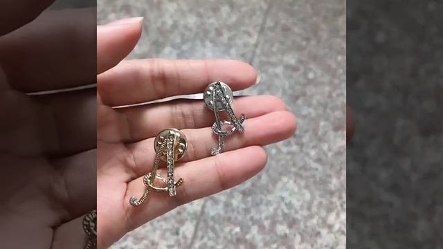 Брошь буква