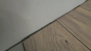 как укладывать ламинат вдоль или поперек комнаты видео