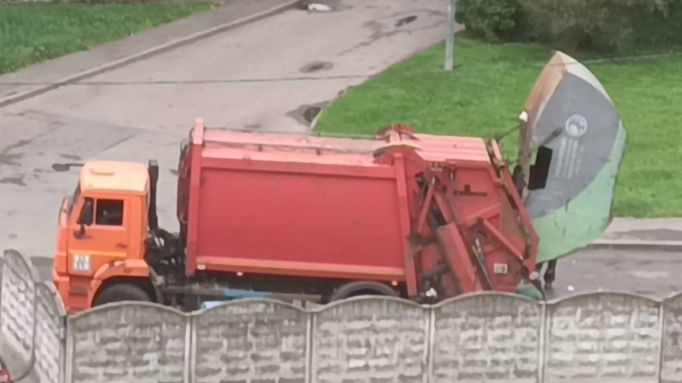 Мусоровоз впитывает мусор