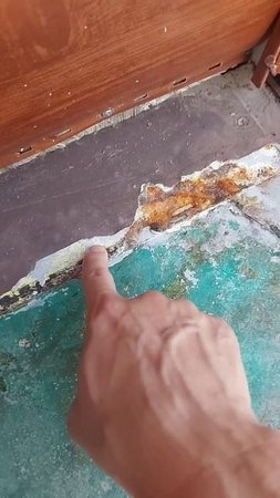 Железо под покрытием elastomeric ржавеет!