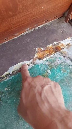 Железо под покрытием elastomeric ржавеет!