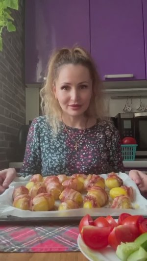 Запечённый картофель с сырокопчёным беконом.