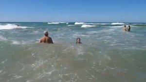 Меня укусило что-то ядовитое в море.Поехали в скорую