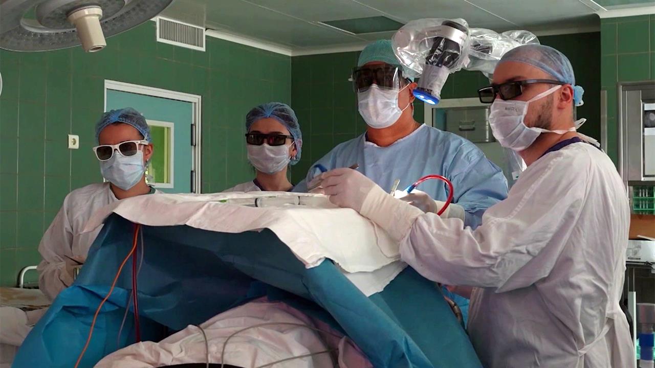 В НИИ имени Склифосовского провели операцию по удалению большой опухоли мозга