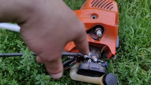 не заводится триммер бензокосилка открутились болты карбюратора