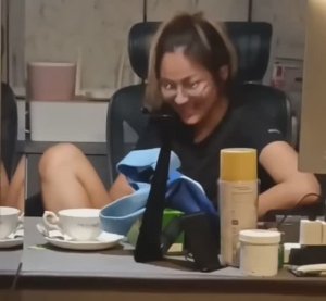 Азиатка играет со своей киской