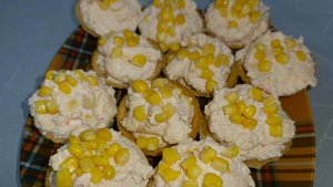 Закуска на праздничный стол. Тарталетки с крабовой начинкой.