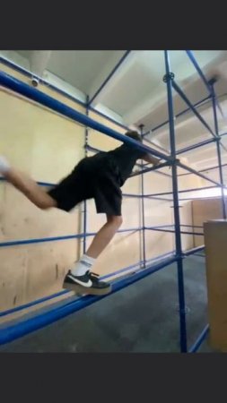 Workout 
#топ
#паркур
#спорт
#сальто
#workout
#сальтоназад
#сальтовперед
#турник
#m17