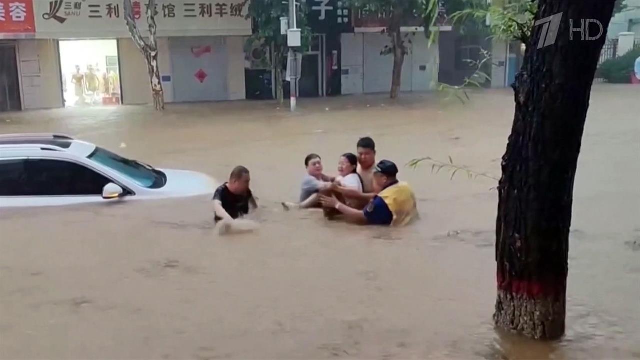 Сильнейшие ливни привели к масштабному наводнению в Пекине