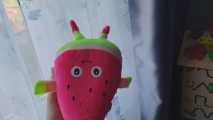 Играем в веселую мягкую детскую игрушку арбузик, мягкая игрушка весело танцует для детей