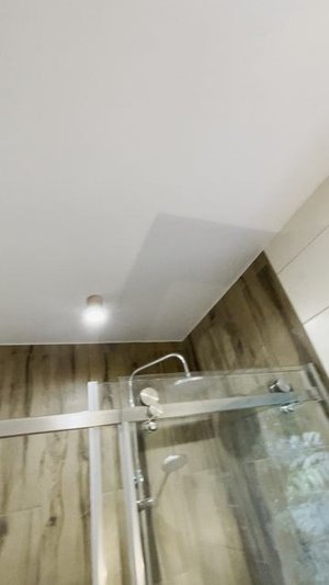 Натяжной потолок в санузле на обычном примыкании.