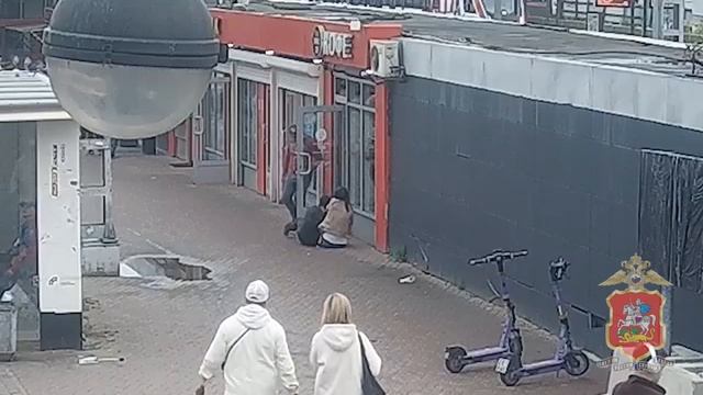 Полицейские в Химках задержали мужчину, который пытался ограбить женщину на автобусной остановке смотреть онлайн