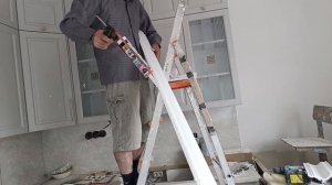 Клеим плинтуса над кухней
