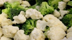 Cалат с брокколи и цветной капустой